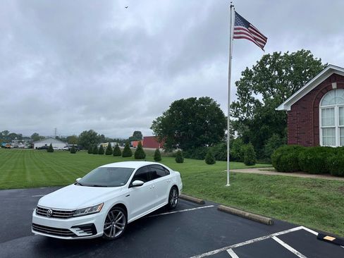 Used 2018 Volkswagen Passat 2.0T R-Line FWD image 1