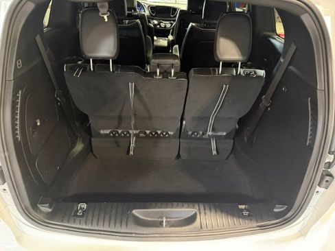 Used 2023 Chrysler Pacifica Limited w/ Uconnect Theater Family Group FWD image 21
