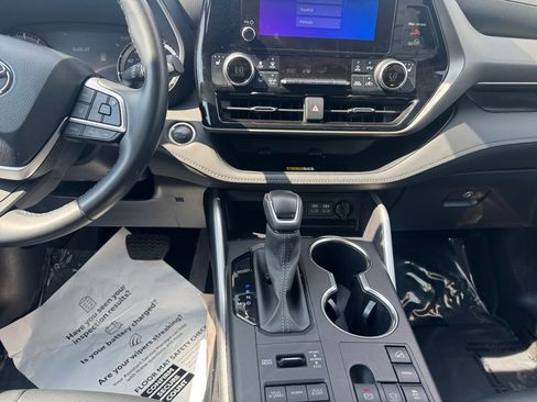 Used 2024 Toyota Highlander XLE AWD/4WD image 11