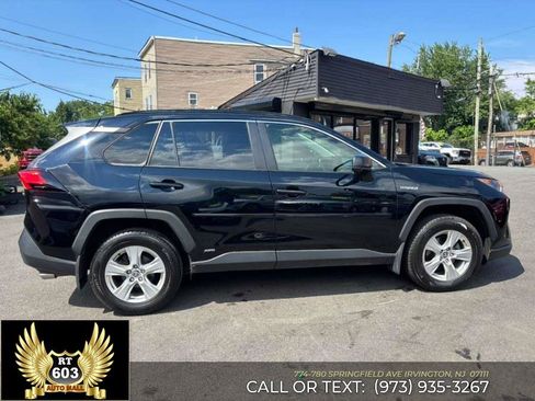 Used 2020 Toyota RAV4 LE w/ Carpet Mat Package AWD/4WD image 8