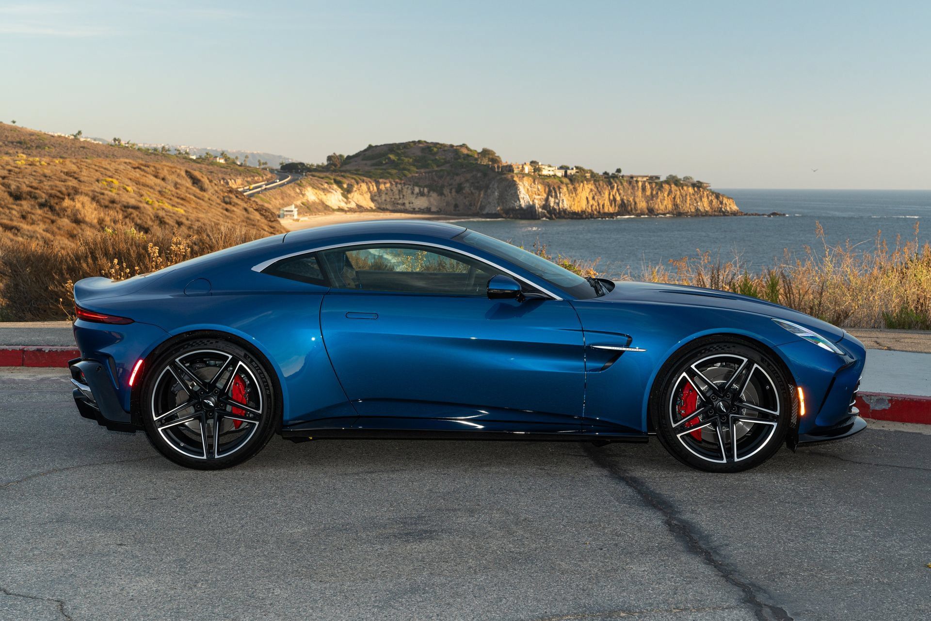 Used 2025 Aston Martin V8 Vantage Coupe RWD image 25