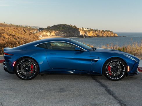 Used 2025 Aston Martin V8 Vantage Coupe RWD image 25