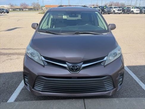 Used 2019 Toyota Sienna XLE w/ XLE Navigation Package FWD image 3