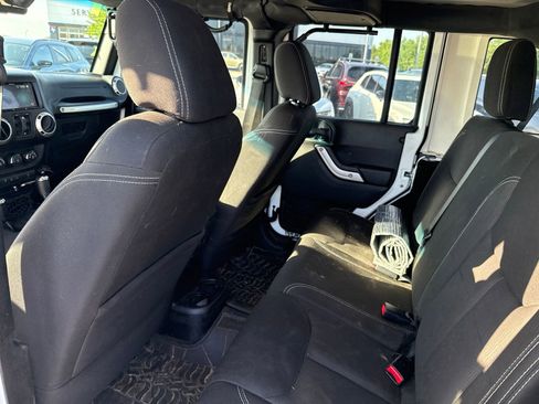 Used 2015 Jeep Wrangler Unlimited Sahara w/ Connectivity Group AWD/4WD image 12