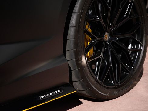 Used 2024 Lamborghini Revuelto image 19