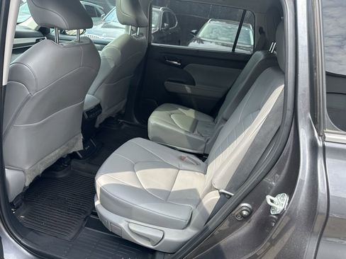 Used 2023 Toyota Highlander XLE image 22