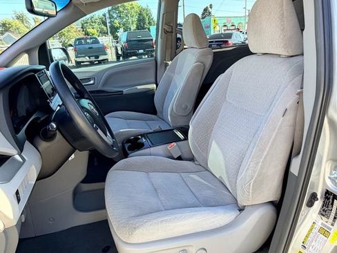 Used 2017 Toyota Sienna LE FWD image 10