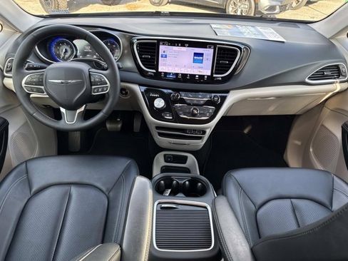 Used 2024 Chrysler Pacifica Touring-L image 19