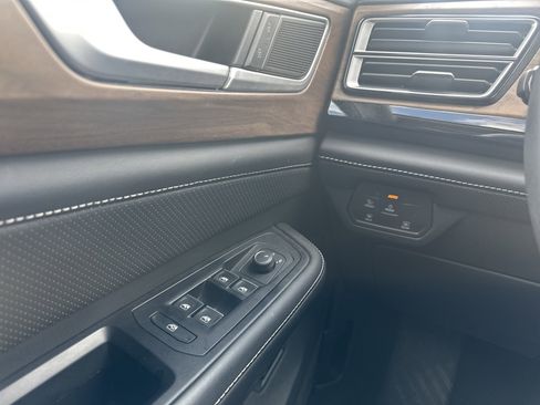 Used 2024 Volkswagen Atlas SE AWD/4WD image 25
