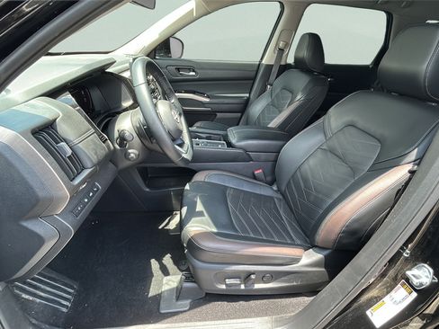 Used 2025 Nissan Pathfinder Platinum FWD image 15
