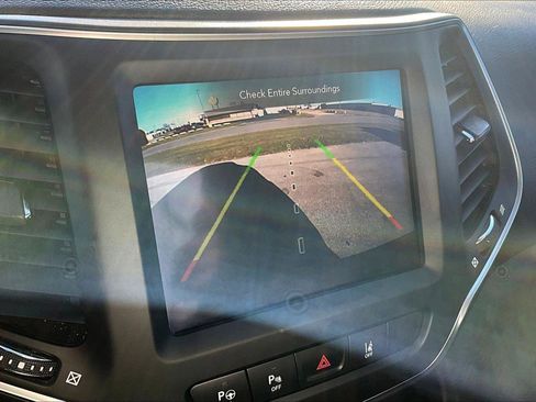 Used 2023 Jeep Cherokee Altitude Lux image 21