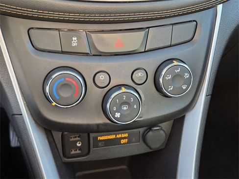 Used 2020 Chevrolet Trax LT w/ LT Convenience Package image 22
