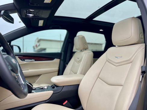 Used 2017 Cadillac XT5 Luxury w/ Driver Awareness Package image 3