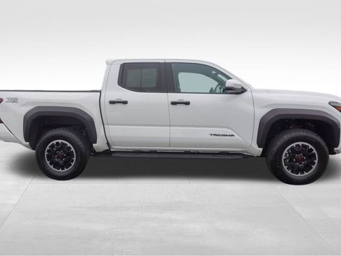 Certified 2025 Toyota Tacoma TRD Off-Road image 2