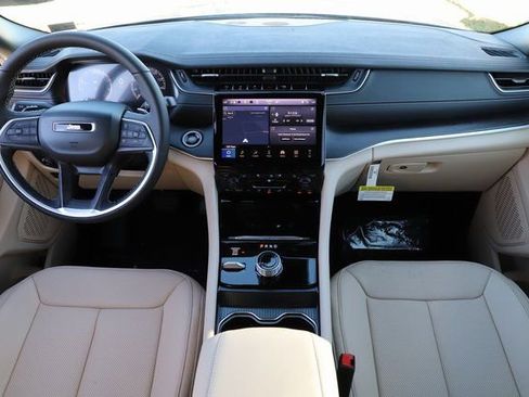 New 2025 Jeep Grand Cherokee Limited w/ Luxury Tech Group II image 21