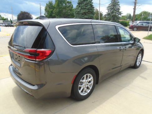 Used 2023 Chrysler Pacifica Touring-L FWD image 9