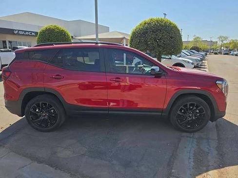 Used 2024 GMC Terrain SLE w/ Driver Convenience Package image 2