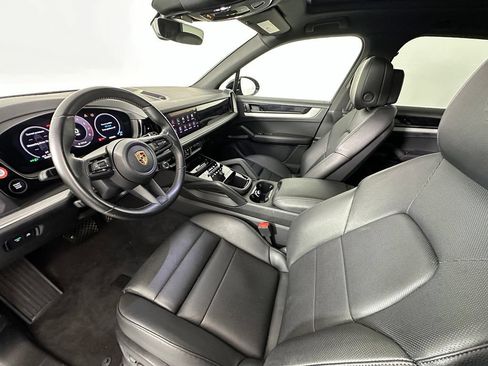 Certified 2024 Porsche Cayenne w/ Premium Package Plus (PFM) AWD/4WD image 4