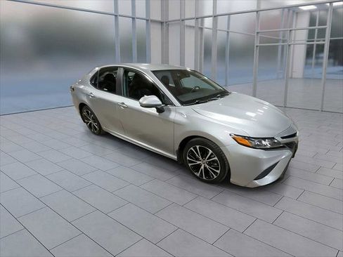 Certified 2020 Toyota Camry SE image 2