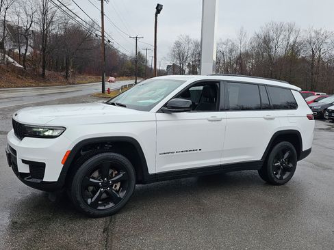 Used 2023 Jeep Grand Cherokee L Laredo image 2