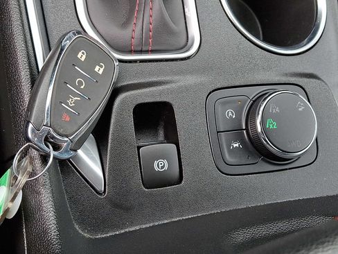 Used 2024 Chevrolet Traverse RS AWD/4WD image 28