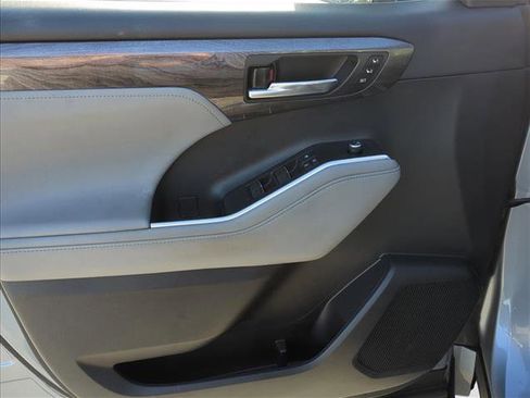 Used 2021 Toyota Highlander Limited image 10