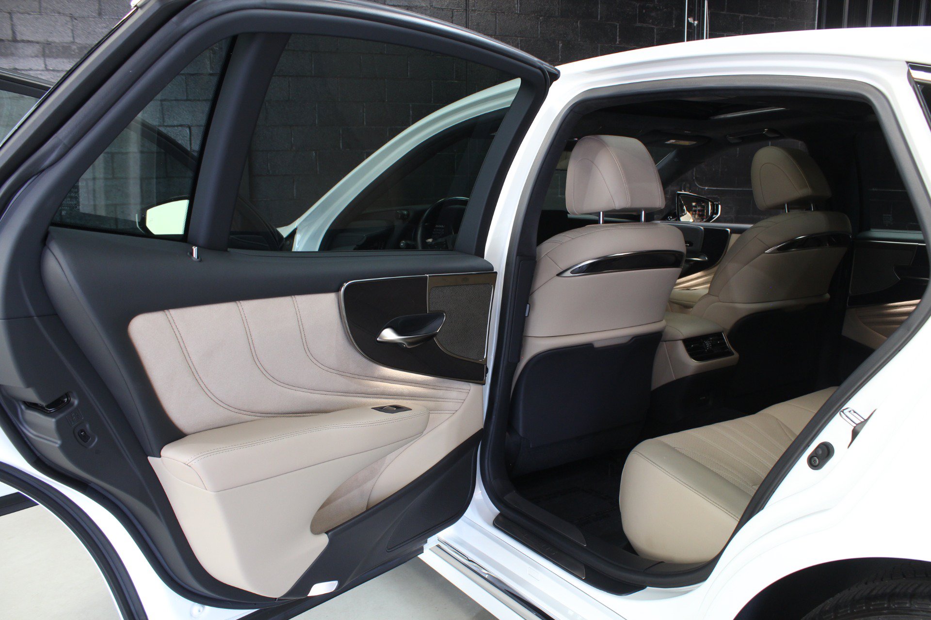 Used 2022 Lexus LS 500 w/ Interior Upgrade Package RWD image 41