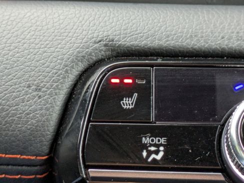 Used 2025 Honda Pilot TrailSport image 32