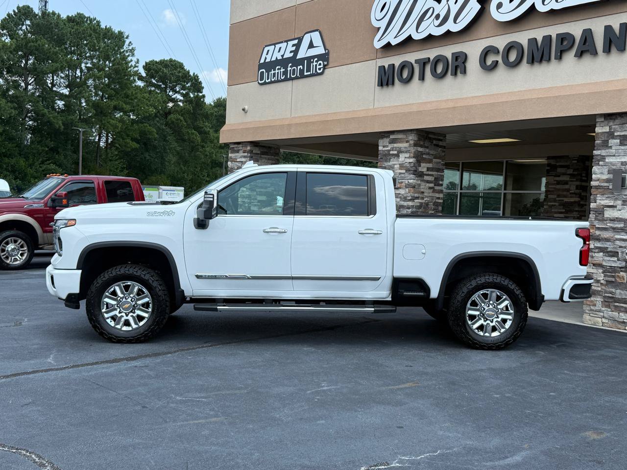 Used 2024 Chevrolet Silverado 2500 High Country w/ High Country Premium Package AWD/4WD image 2