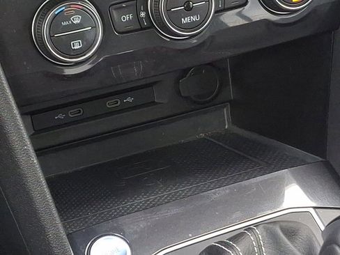 Used 2021 Volkswagen Tiguan SE w/ Panoramic Sunroof Package image 23