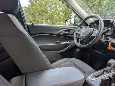 Used 2025 Chevrolet Trax LS w/ LS Convenience Package FWD image 13