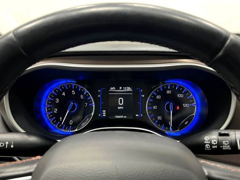 Used 2019 Chrysler Pacifica Touring-L FWD image 23