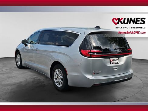 Used 2023 Chrysler Pacifica Touring-L FWD image 8