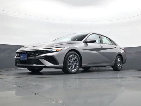 Certified 2024 Hyundai Elantra SEL image 21