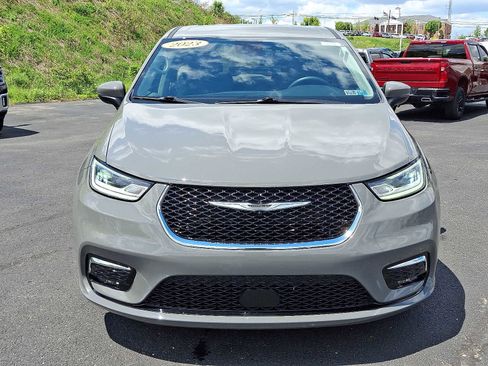 Used 2023 Chrysler Pacifica Touring-L FWD image 2