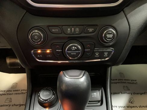 Used 2019 Jeep Cherokee Latitude Plus w/ Comfort/Convenience Group AWD/4WD image 24