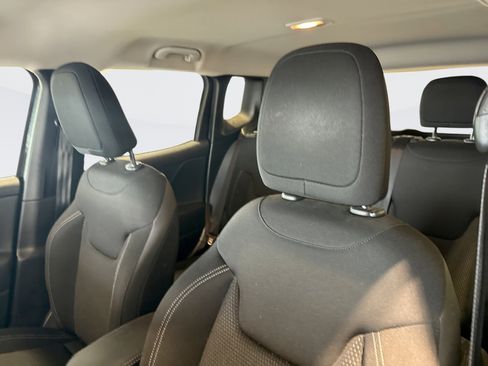 Used 2023 Jeep Renegade Altitude AWD/4WD image 10