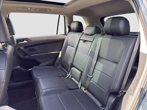 Used 2018 Volkswagen Tiguan SEL AWD/4WD image 13