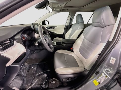 Used 2019 Toyota RAV4 XLE Premium FWD image 22