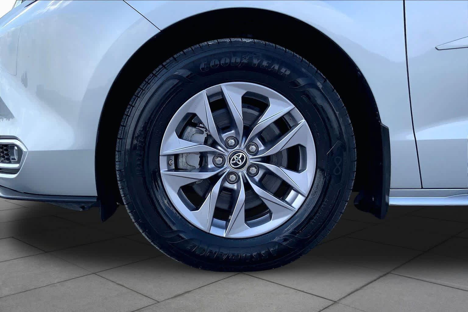 Used 2022 Toyota Sienna XLE FWD image 11