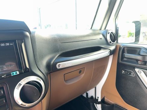 Used 2015 Jeep Wrangler Unlimited Sahara w/ Connectivity Group AWD/4WD image 16