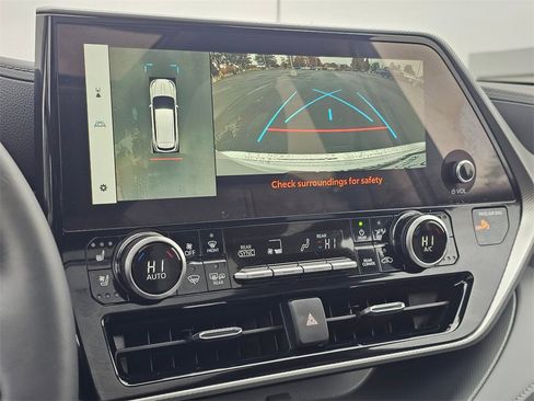 Used 2025 Toyota Highlander Platinum image 25