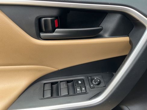 Used 2022 Toyota RAV4 LE image 8