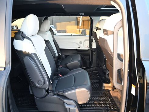 Used 2025 Toyota Sienna XSE image 38