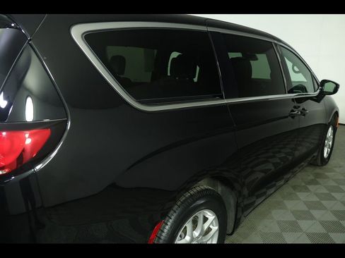 Used 2025 Chrysler Pacifica Select image 17