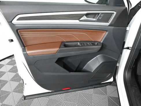 Certified 2022 Volkswagen Atlas SE w/ Black Wheel Package FWD image 17