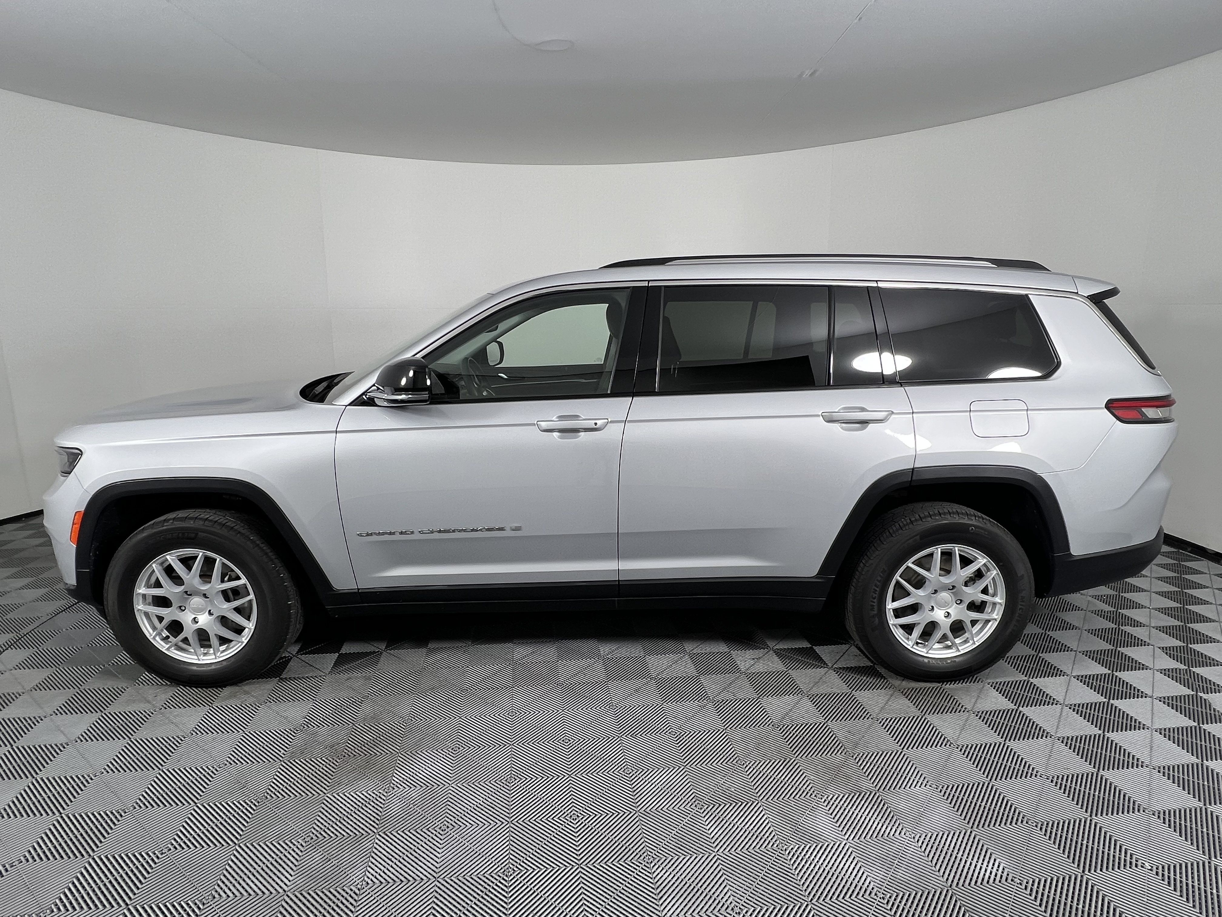 Used 2021 Jeep Grand Cherokee L Limited AWD/4WD image 9
