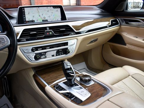 Used 2019 BMW 750i 750i Sedan w/ Executive Package image 26