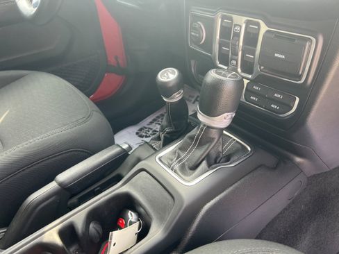 Used 2020 Jeep Wrangler Unlimited Sahara image 18