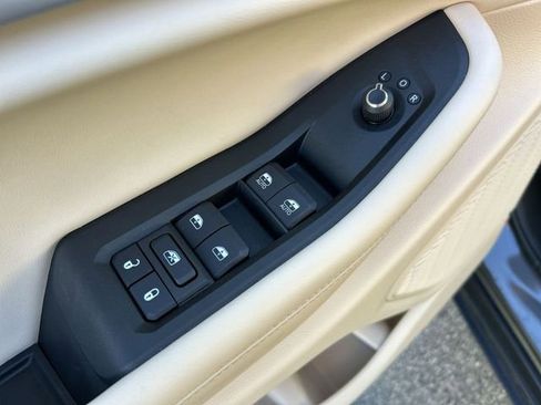 Used 2025 Jeep Grand Cherokee Limited image 16